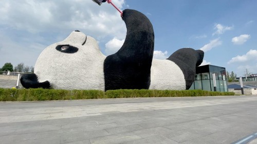 Yangtianwo panda sculpture