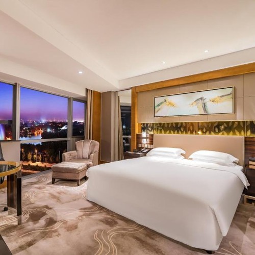 Lake View Hotel room with night city view