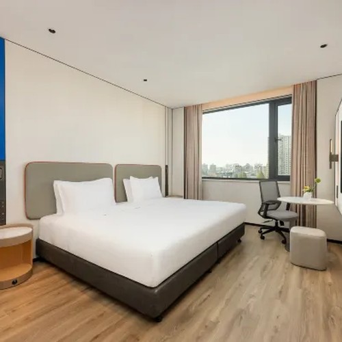 Holiday Inn Express Shanghai king room
